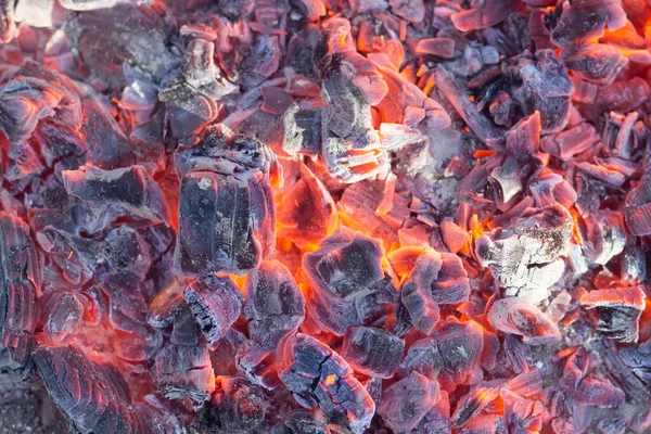 Brandhout en hete kolen in een grill — Stockfoto