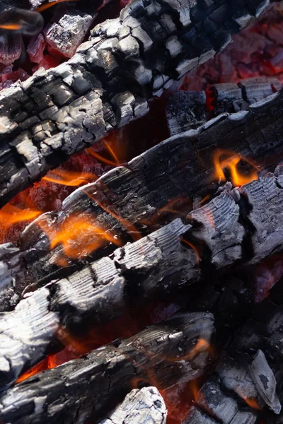 Legni di fuoco e carbone caldo in una griglia. Contesto — Foto Stock