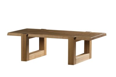 Tahta kahve masası beyaz arkaplanda izole edilmiş.