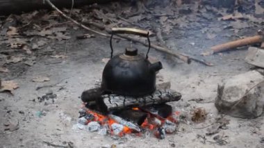 Kamp ateşleri eski çaydanlık kaynar