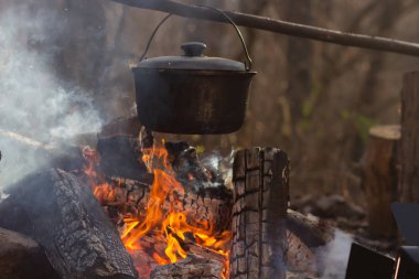 Kazıkta bir kazanda yemek pişirmek