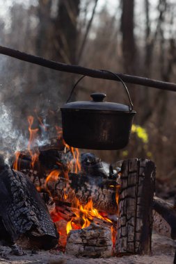 Kazıkta bir kazanda yemek pişirmek