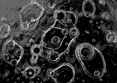 Doku yapısı arka planda beyaz kış, nehir buzu hava kabarcıkları durgun. Buz üzerindeki çizimler oluştu. Şiddetli soğuk su. Bir kanalda denize akan büyük doğal bir su akıntısı, bir göl.