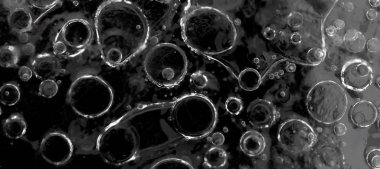 Doku yapısı arka planda beyaz kış, nehir buzu hava kabarcıkları durgun. Buz üzerindeki çizimler oluştu. Şiddetli soğuk su. Bir kanalda denize akan büyük doğal bir su akıntısı, bir göl.