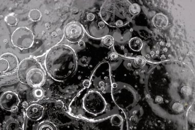 Doku yapısı arka planda beyaz kış, nehir buzu hava kabarcıkları durgun. Buz üzerindeki çizimler oluştu. Şiddetli soğuk su. Bir kanalda denize akan büyük doğal bir su akıntısı, bir göl.