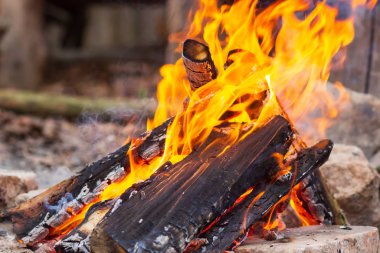 Şenlik ateşi, kamp ateşi. Yanan alevi söndür