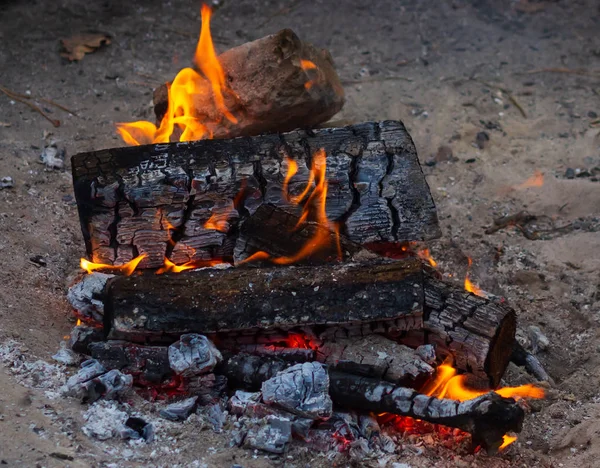 Falò, sfondo falò. Accendi la fiamma ardente — Foto Stock