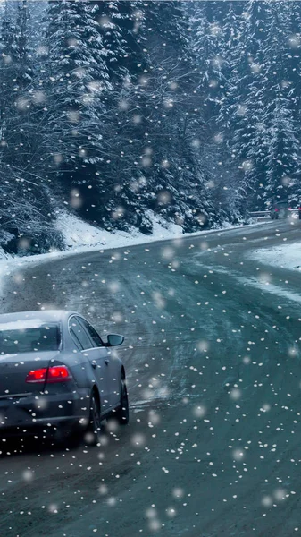 汽车和冬季森林道路上有太多的雪飘落的雪花. — 图库照片