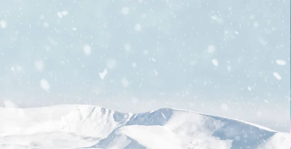 Sneeuwvlokken op donkere lucht. Winterachtergrond — Stockfoto