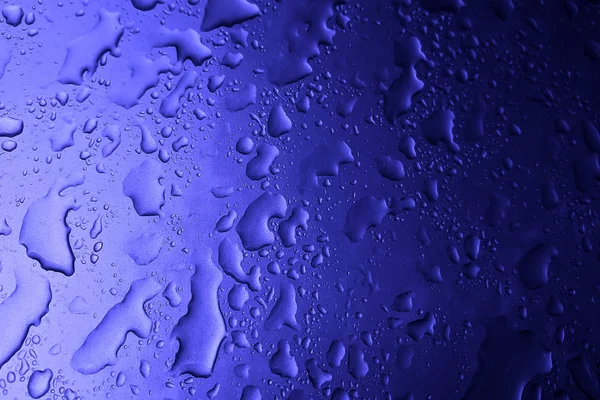 Abstrato clássico azul Gotas de óleo em uma superfície de água — Fotografia de Stock