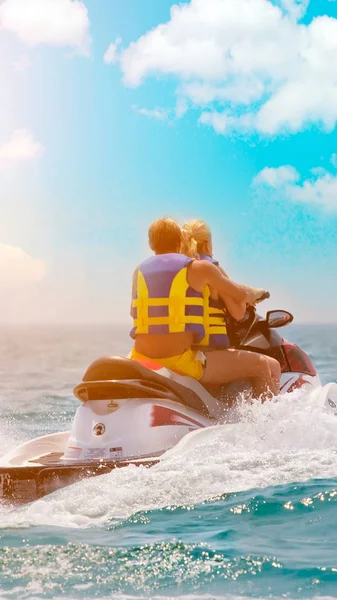 Senior pareja feliz usando palo selfie en la excursión al mar tropical - Excursión en barco snorkel en escenarios exóticos - Concepto de ancianos activos y diversión en todo el mundo —  Fotos de Stock