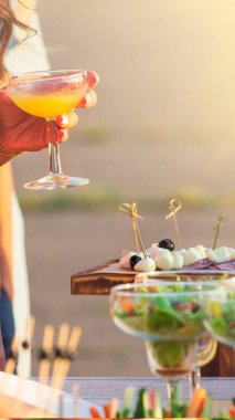 Partiden önce restoranda gümüş çatal bıçak ve cam kadehlerle yemek masası seti servisi. Dikey fotoğraf