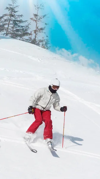 Sciatore in montagna, pista preparata e giornata di sole — Foto Stock