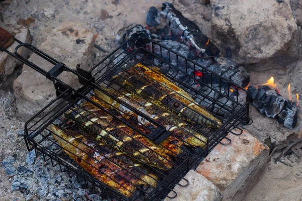 Grill vis Fire makreel voedsel grillen vlam, maaltijd close-up. — Stockfoto