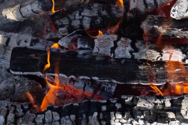 Alevler Arka Plan Doku ile Barbekü Izgara Çukuru Içinde Parlayan Sıcak Kömür, Close-up