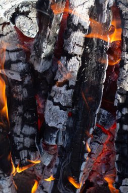 Alevler Arka Plan Doku ile Barbekü Izgara Çukuru Içinde Parlayan Sıcak Kömür, Close-up