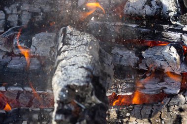Alevler Arka Plan Doku ile Barbekü Izgara Çukuru Içinde Parlayan Sıcak Kömür, Close-up