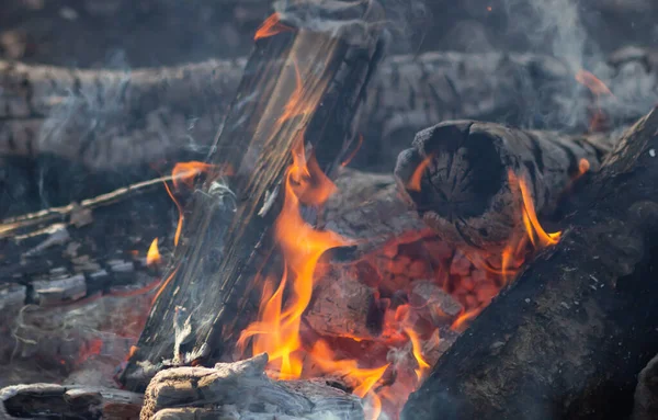 Un fuoco brucia in un falò, fuoco per riscaldarsi . — Foto Stock