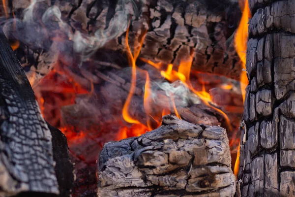 Brandende vlammen of vuur. Brandende steenkool achtergrond in open haard — Stockfoto