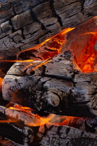 Brandende vlammen of vuur. Brandende steenkool achtergrond in open haard — Stockfoto