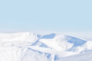 Kar yağan kış manzarası