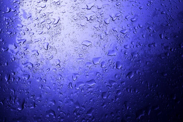 Abstrato clássico azul Gotas de óleo em uma superfície de água — Fotografia de Stock