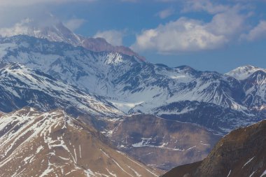 Stepantsminda, Georgia. Karla kaplı Kazbek Dağı 'nın zirvesi ve Gece Yıldırımında ünlü Gergeti Kilisesi. Kışın başlarında Gürcistan 'ın güzel manzarası.