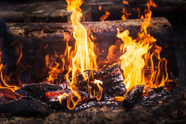 Fuoco Notturno Con Spazio Disponibile Sul Lato Sinistro — Foto Stock