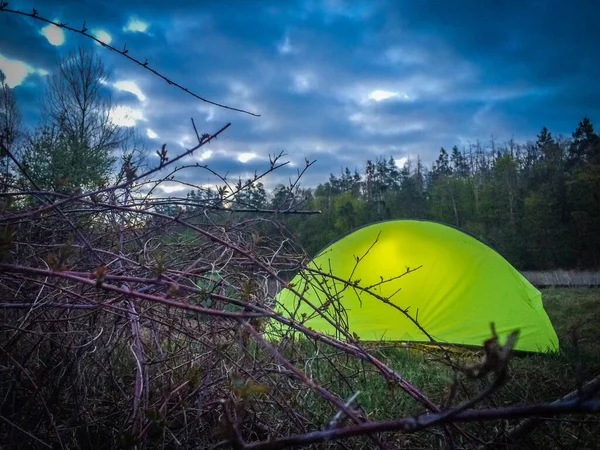 休日の日没の空の下で山の沼の近くの3つの緑のテントの中で旅行キャンプ屋外 画像上のノイズ 低光とぼかし画像 — ストック写真