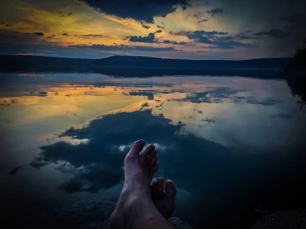 Szelektív fókuszpont a lábfej körül szabadtéri tó naplementekor vagy napkeltekor szabadidős utazás és nyaralás — Stock Fotó