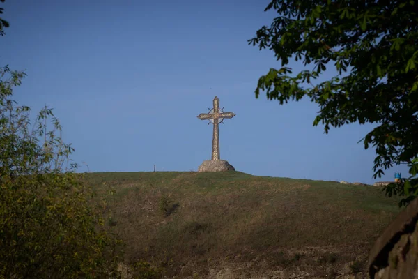 Великий залізний хрест на небі — стокове фото