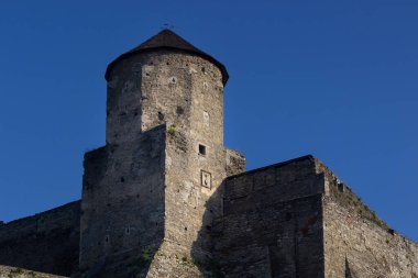 Eski kale kapanıyor. Köşedeki Kule
