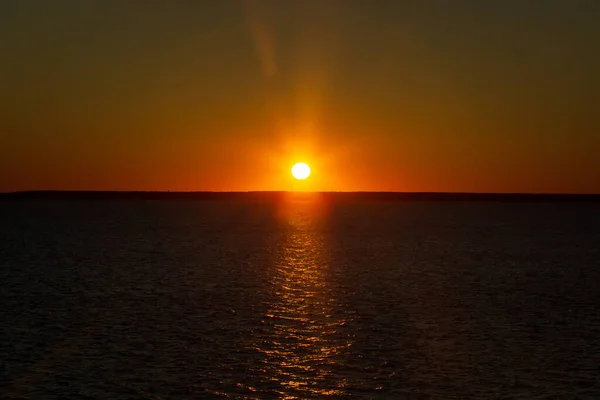 Puesta de sol en la costa del mar — Foto de Stock