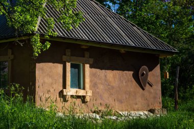 Ortaçağ mızrakları ve kalkanları kumtaşı duvarda sergileniyor. Scythian