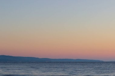 Ukrayna 'da Dnepr nehrinin üzerinde gün batımı. İnanılmaz bir arkaplan