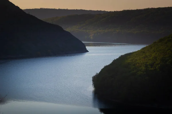 Zigzag河在夏天的山谷之间奔流 德涅斯特河 — 图库照片