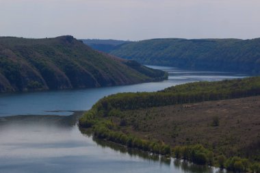Zigzag nehri yaz vadilerinin arasından akar. Dniester nehri. Podolsk Tovtry Rezervi