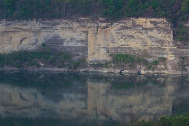 Dağları, ormanı ve önünde bir nehri olan bir manzara. Güzel bir manzara. Podolsk Tovtra 'daki Dniester Nehri