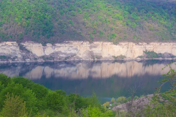 Krajobraz Górami Lasem Rzeką Przodu Piękne Krajobrazy Rzeka Dniestr Rezerwacie — Zdjęcie stockowe