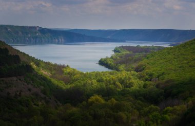 Güneydoğu Asya 'daki nehrin güzel doğal manzarası. Arka planda dağlar ve hava manzaralı tropikal yeşil orman.