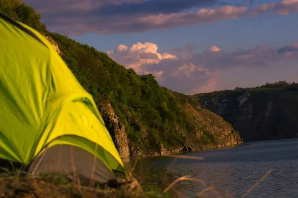 フィヨルドでのキャンプ 孤独な緑のテントの湖の近くに投げた — ストック写真