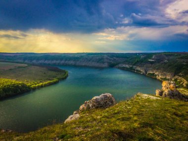 Nehrin kıvrımındaki tepeden panoramik manzara. Güzel yaz manzarası. Sabah gökyüzünün renkli bulutları. Dinyester Kanyonu Ukrayna 'daki Dniester Nehri Vadisi bölgesinde yer almaktadır..