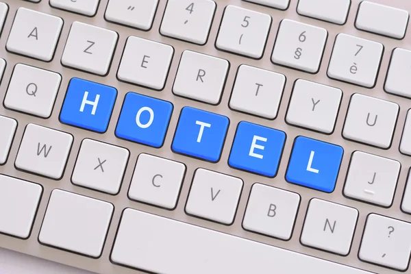 Hotell i blått på vit tangentbord — Stockfoto