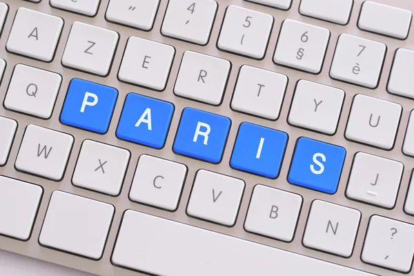 Parigi in blu su tastiera bianca — Foto Stock