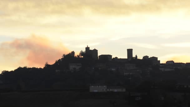 Και σύννεφα κίνηση στο sunrise Beaujolais γη, χωριό Oingt — Αρχείο Βίντεο