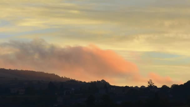 Chmury ruch o wschodzie słońca w ziemi Beaujolais, Oingt wieś — Wideo stockowe