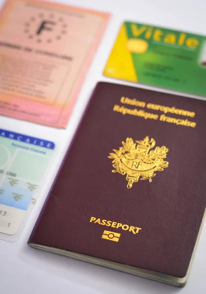Pasaport ve diğer kimlik kağıt ve kartları