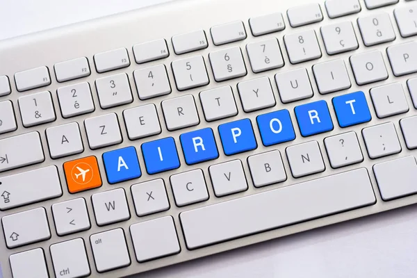Port lotniczy pisania na białym klawiatury z szkic samolotu — Zdjęcie stockowe