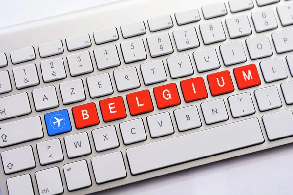 Belgische Schrift auf weißer Tastatur mit Flugzeugskizze — Stockfoto