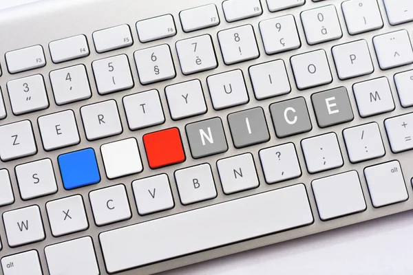 NICE escrita no teclado branco — Fotografia de Stock